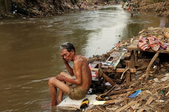 Access to clean water is difficult. Many use water from the river for bathing, cleaning teeth, and for other needs ciliwung07.jpg