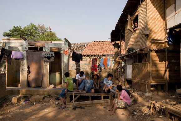 Teenagers hanging out together. The average level of education in this area is senior high school or lower ciliwung05.jpg