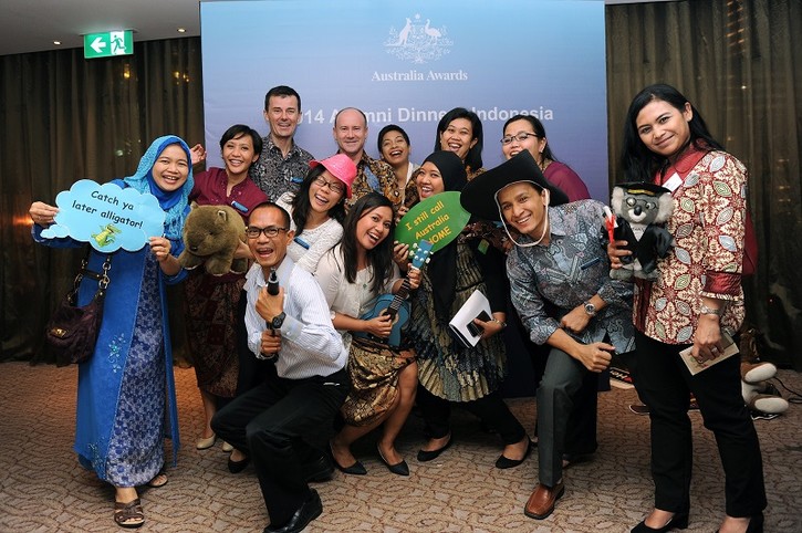 Dr Purdey's chapter in 'Linking People' finds that Australia Awards scholars feel more integrated into their new community if they bring family. (DFAT) A group of Australia Awards alumni pose for a picture at the 2014 Alumni Dinner, Indonesia.