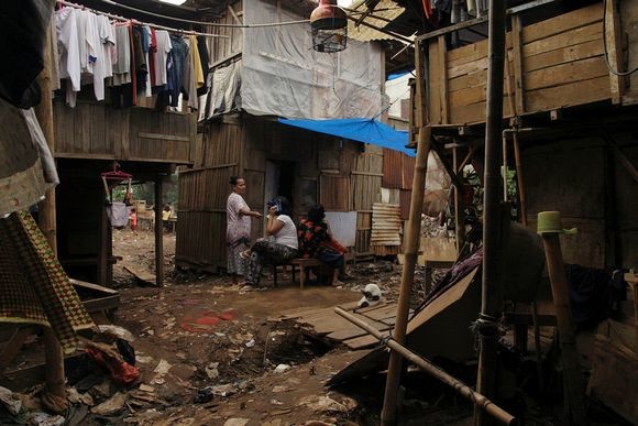 Local women taking a break from household duties ciliwung03.jpg