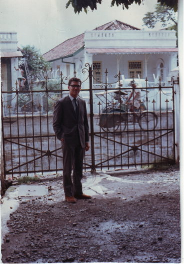 Ron Witton in 1962 in the front yard of the Kwee family home on Jalan Mangga Besar Raya - Ron Witton