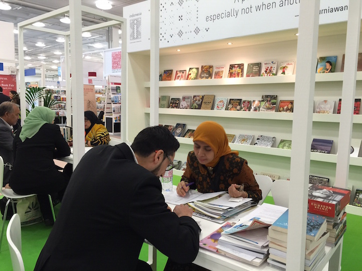 Sari Meutia of Mizan Publishing in discussion with a client - Courtesy of National Book Committee