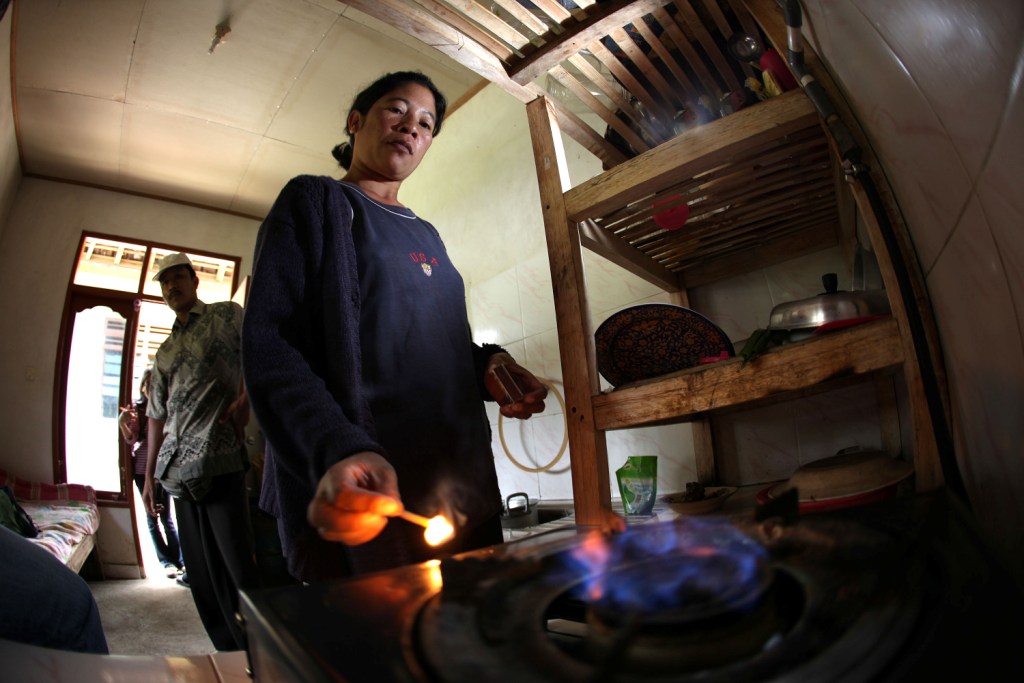 A Balinese woman lights up the biogas stove, 2012 (Credit: Biogas Rumah)