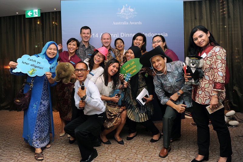 A group of Australia Awards alumni pose for a picture at the 2014 Alumni Dinner, Indonesia.