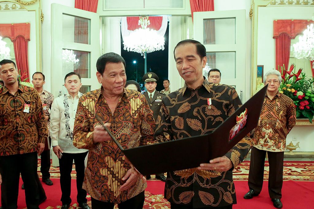 President Joko Widodo and President Rodrigo Duterte walk together.