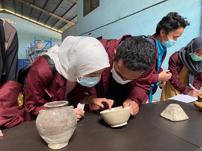 Peserta mengunjungi tempat penyimpanan artefak dari bawah air di Cileingsi / Zainab Tahir