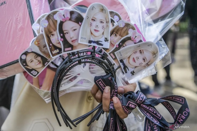 Merchandise of all kinds was popular outside the Blackpink concert, Jakarta, 9 March 2023/ AntaraFoto