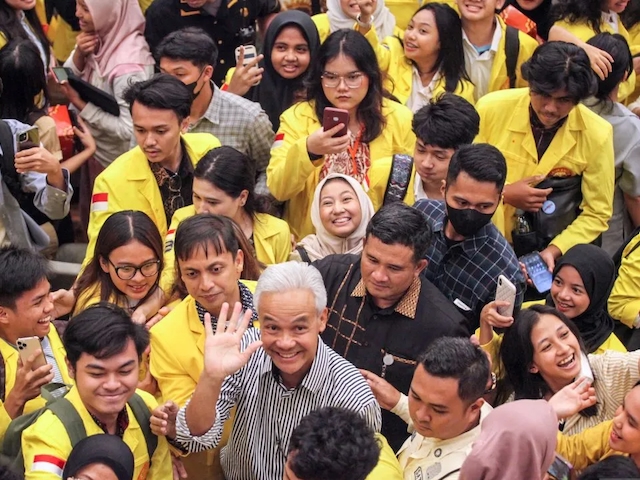 Presidential candidate Ganjar Pranowo greets students at Universitas Indonesia / Antara Foto