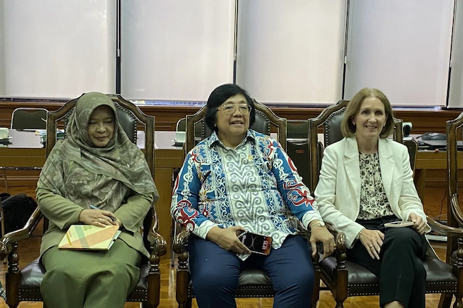 Indonesian Minister of Environment and Forestry Siti Nurbaya (middle) with Norwegian Ambassador to Indonesia Rut Kruger Giverin (right) met in Jakarta on February 12, 2024 to mark the commencement of funding based on Indonesia’s performance reducing greenhouse gas (GHG) emissions from lowered deforestation rates in the country for the 2019-2020 period. (ANTARA/Prisca Triferna/rst)