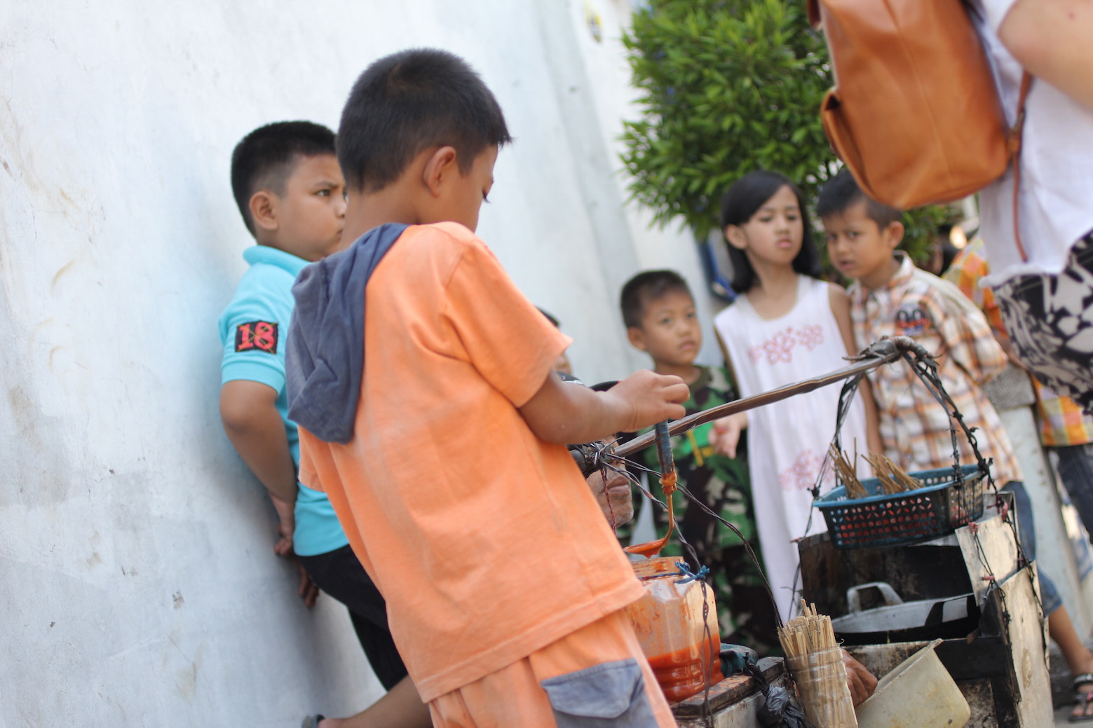 Children play with a hawker's stall in Babakan Ciparay sub-district, Bandung - Mokstimofeevic