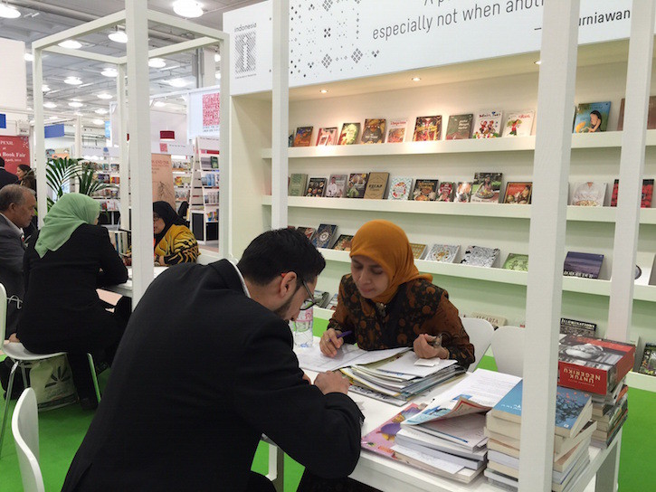 Sari Meutia of Mizan Publishing in discussion with a client - Courtesy of National Book Committee Sari Meutia of Mizan Publishing in discussion with a client - Courtesy of National Book Committee