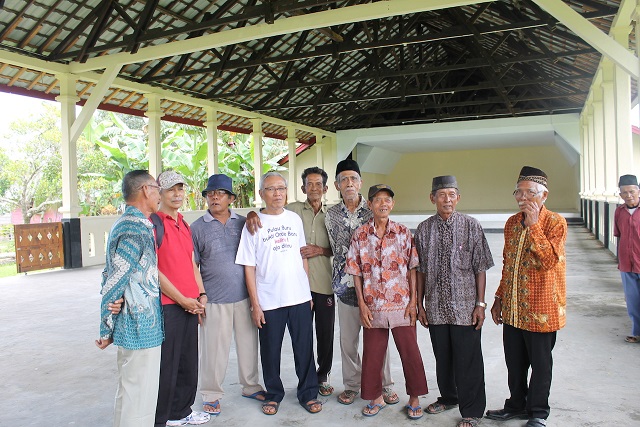 Former Buru political prisoners stand together in the arts hall