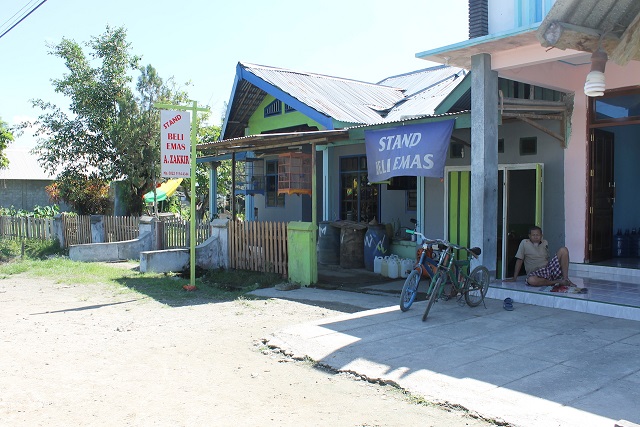 Along the roads in Buru there are many shops trading in gold