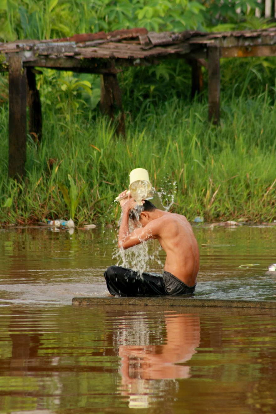 16 bathing kahayan river