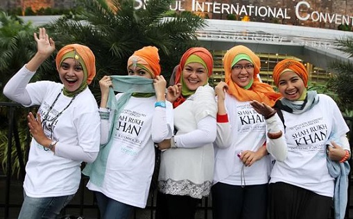Sharukhan's Indonesian fans outside his concert at Jakarta International Convention Centre (8/12/2012)